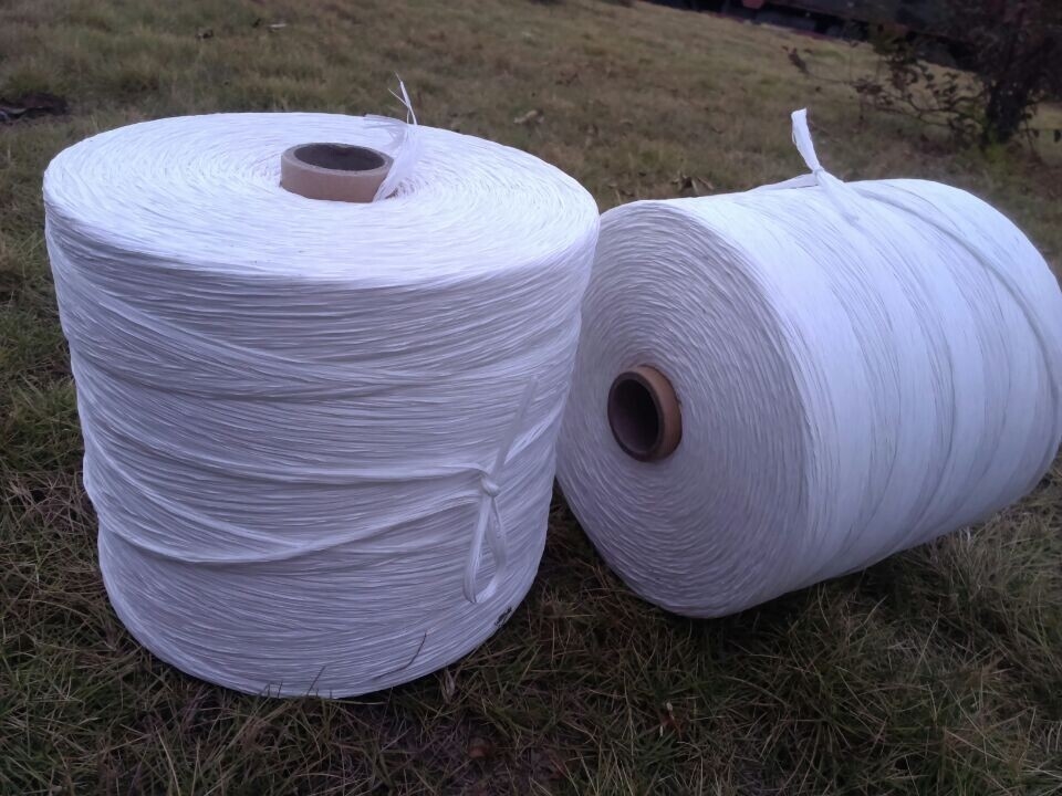 White Colored Added Caco3 PP Fibrillated Yarn 5% Hot Shrinkage Rate Free Sample